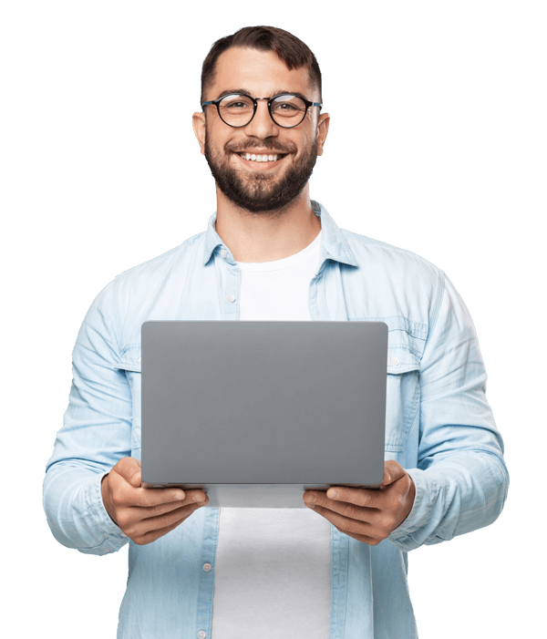 Mann lächelt mit Laptop, blaues Hemd tragend
